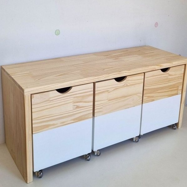 Banqueta juguetera, 3 Cajones con ruedas. 
100x50x35