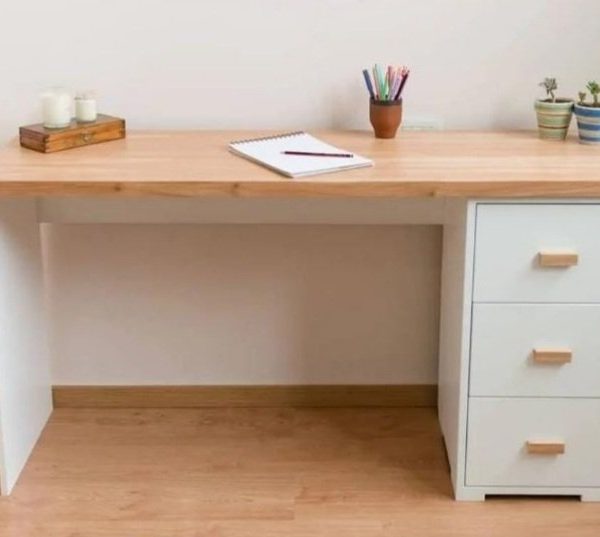 Escritorio cubierta madera, 3 cajones
120 x 70 x 45