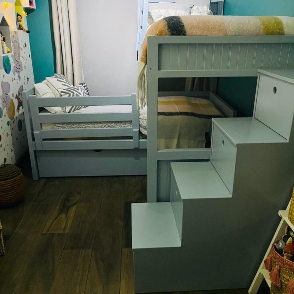 Cama Alta, escalera cajón y
Cama baja con nido