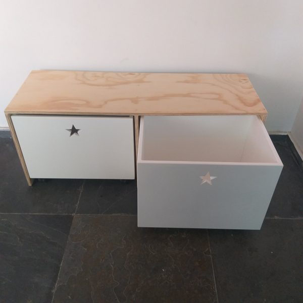 Banqueta juguetera, 2 Cajones con ruedas 
90x45x40