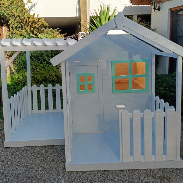 Casita con terraza techada
Y pergola