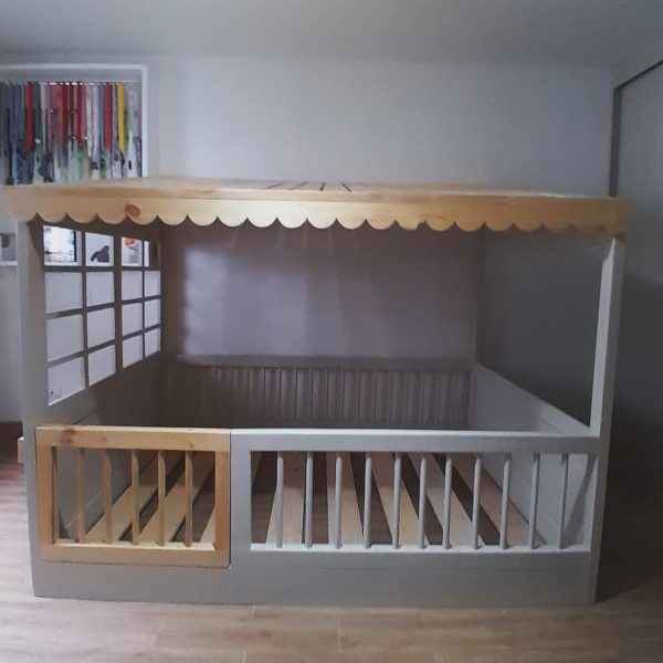 Cama casa con barandas torneadas y puerta