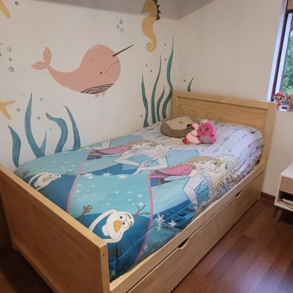 Cama clásica en color natural
con nido
Respaldo liso
