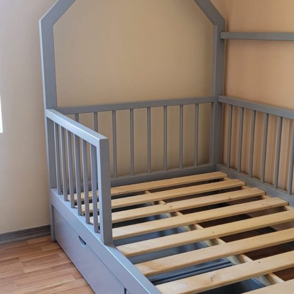 Cama casa con cajones barandas torneadas