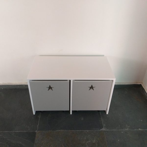 Banqueta juguetera, 2 Cajones con ruedas 
70x45x35
