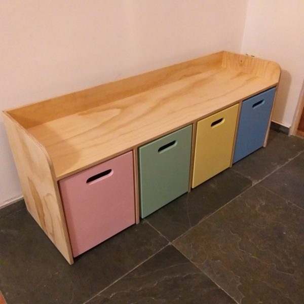 Banqueta juguetera, 4 Cajones con ruedas 
130x50x35