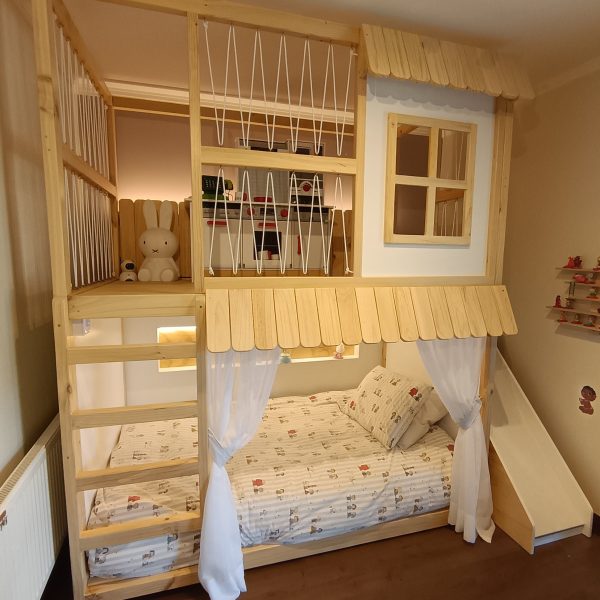 Cama con zona de juegos, resbalin, luces led y cortinas decorativas