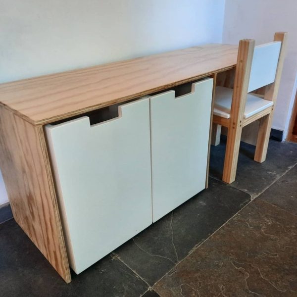 Escritorio montessori
110 x45 x 35
2 cajones con ruedas y 1 silla