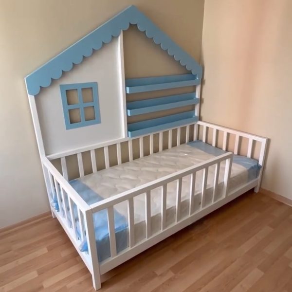 Cama corral con mural casa