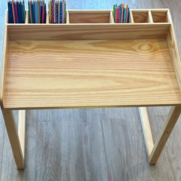 Escritorio con porta lápices
60x70x45
