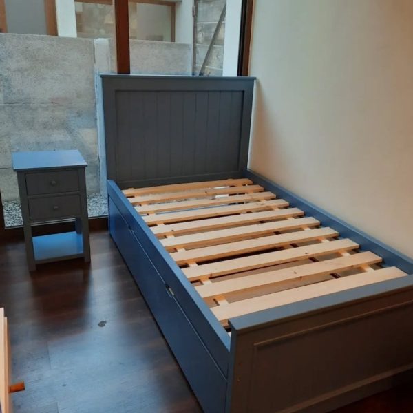 Cama clásica 
con nido o cajones
Respaldo ranurado