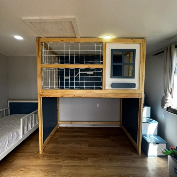 Cama en altura o zona de juego y escalera cajón