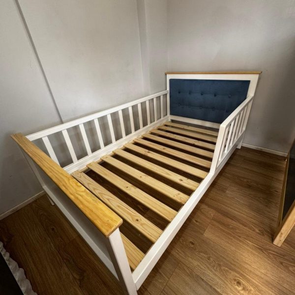 Cama con cabecero
Acolchado y barandas 2x1
