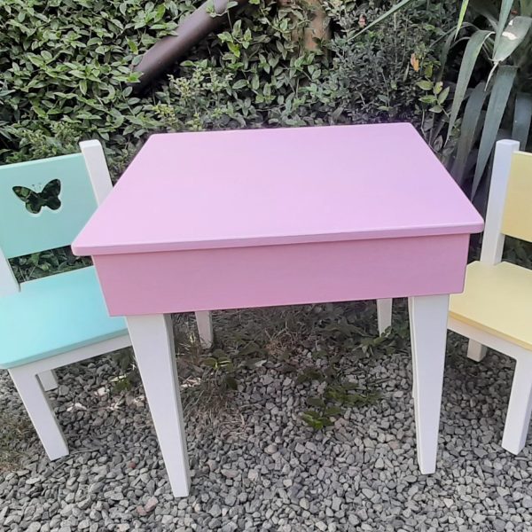 Mesa con almacenamiento +2 sillas