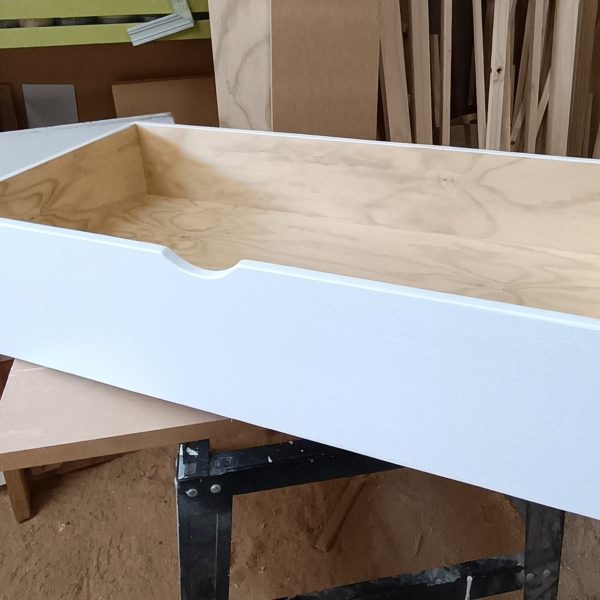 1 Cajón con ruedas (bajo cama) 
95 x 20 x 50