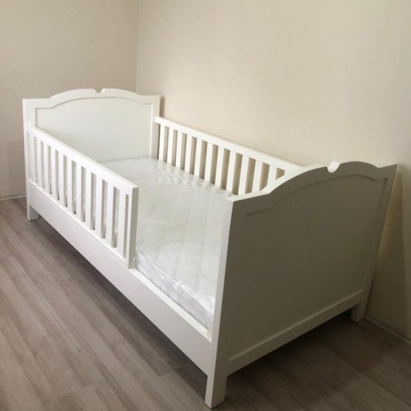 Cama cabecero curvo 
con barandas