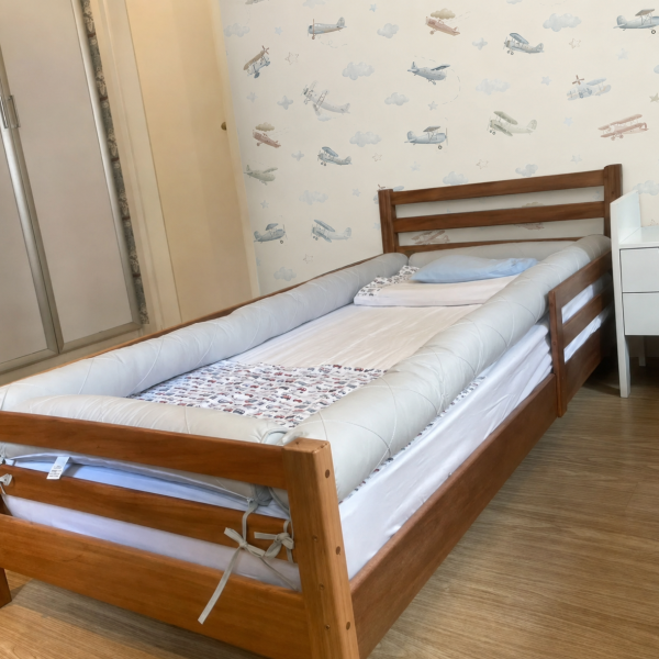 Cama con barandas