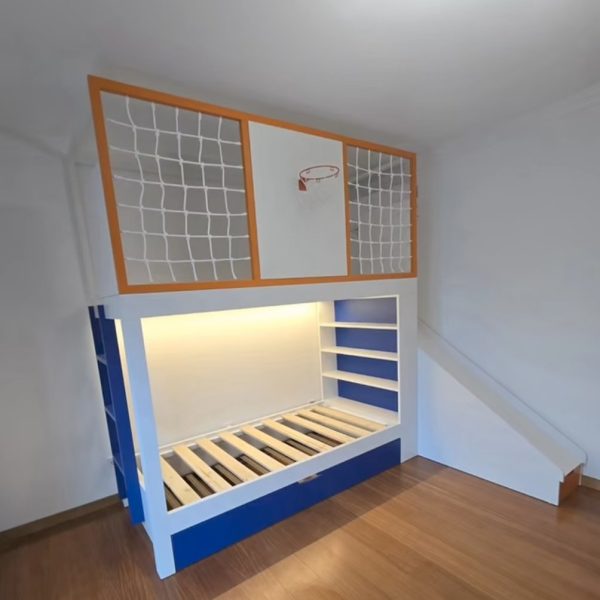 Cama con nido y zona de juegos, rebalin, mueble con repisas
Luces led